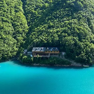 Auberge de jeunesse Riverside Komani, Koman
